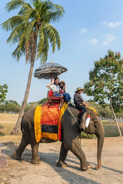 Tourists on the elephants ride tour — Stock Photo, Image