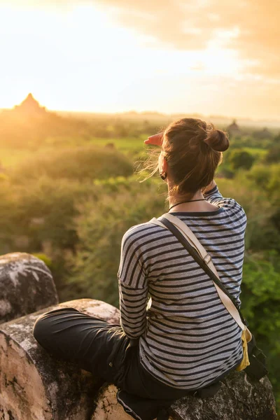 Jovem mulher assistindo nascer do sol — Fotografia de Stock