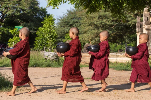 Buddhistische Novizen gehen, um Almosen und Opfergaben zu sammeln — Stockfoto