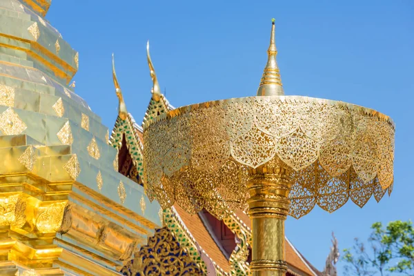 Goldene chedi und Regenschirm in wat phra that doi suthep tempel — Stockfoto
