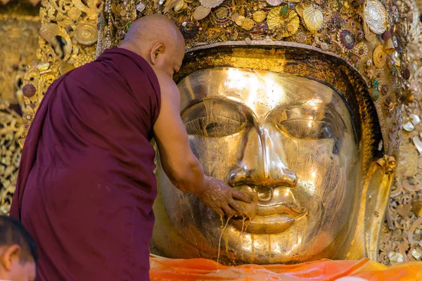 Le rituel du lavage quotidien du visage Mahamuni Bouddha — Photo