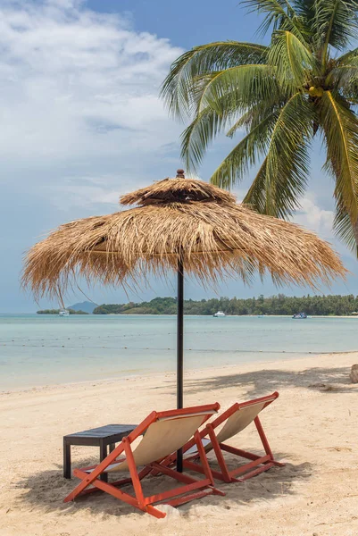 Lounge chairs with sun umbrella on a beach — Stock Photo, Image