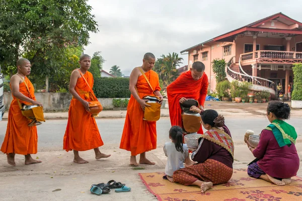 전통적인 불교 자선을 주는 식 — 스톡 사진