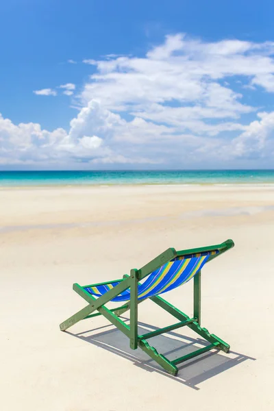 沙滩椅在白色的沙滩上 — 图库照片