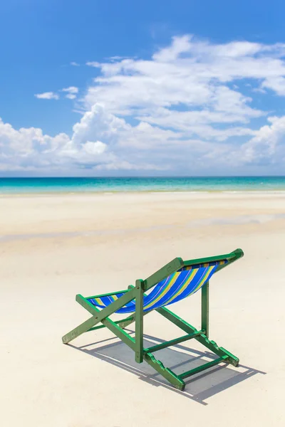 Cadeira de praia na praia de areia branca — Fotografia de Stock