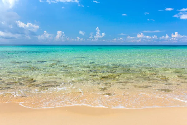 青緑色の水と熱帯の砂浜 — ストック写真