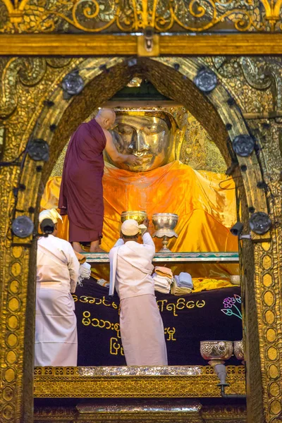 O ritual de lavar o rosto diariamente Mahamuni Buddha — Fotografia de Stock