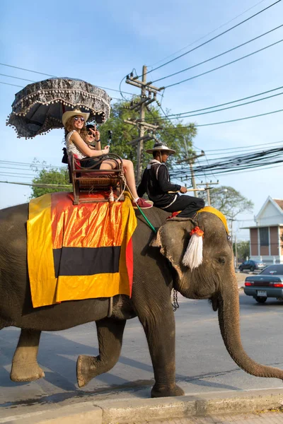 游客对大象骑之旅 — 图库照片