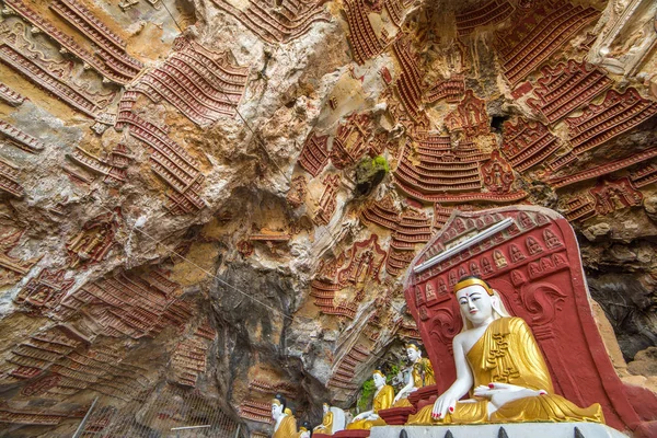 Starej Świątyni z posągi buddów — Zdjęcie stockowe