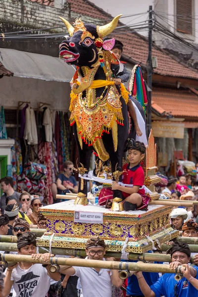 Pessoas balinesas que participam na cerimônia de cremação real — Fotografia de Stock