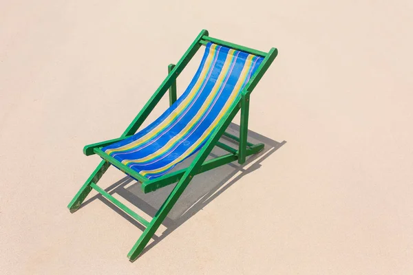 Cadeira de praia na praia de areia branca — Fotografia de Stock