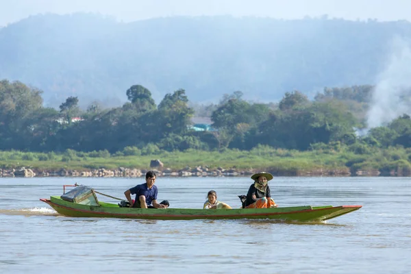 Persone a cavallo in barca sul fiume Mekong — Foto Stock