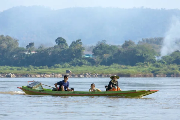 Mekong Nehri üzerinde tekne sürme insanlar 