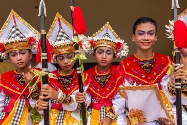 Kimliği belirsiz Balili genç sanatçılar