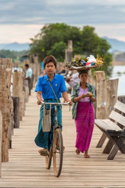 Birman çocuk onun bisiklet sürme