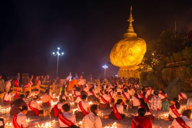 Myanmar 'daki altın kaya.