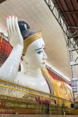 Chauk htat gyi Buddha 'ya yaslanıyor