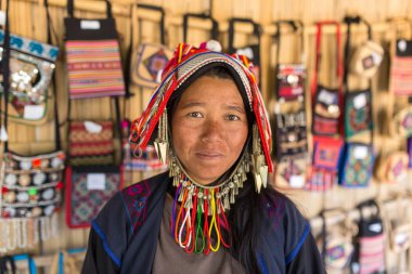 belirsiz Akha kadın