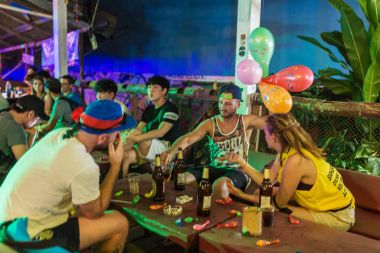 Genç backpackers eğleniyor