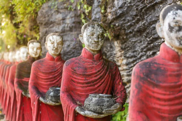 Buddhistische Mönche steinigen Statuen — Stockfoto