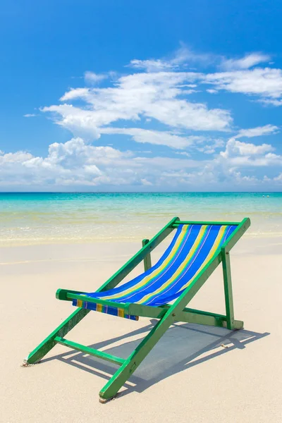 Καρέκλα σε όμορφη παραλία — Φωτογραφία Αρχείου