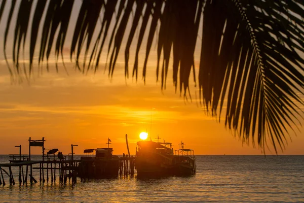 Boten op pier tijdens zonsondergang — Stockfoto