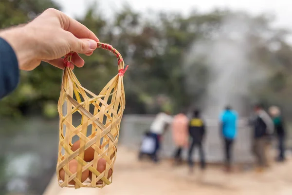 Panier avec œufs frais — Photo