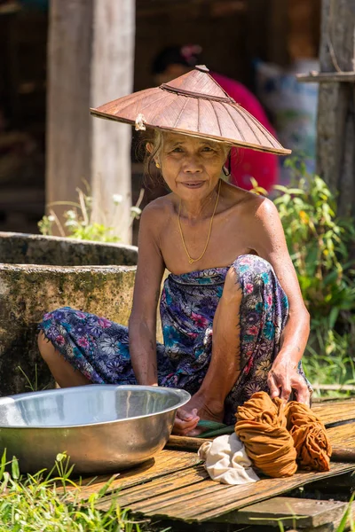 Seniorin wäscht — Stockfoto