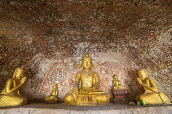 Statue di Buddha nelle Grotte — Foto Stock