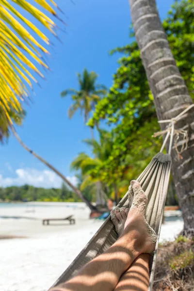 Humano que relaja en hamaca — Foto de Stock