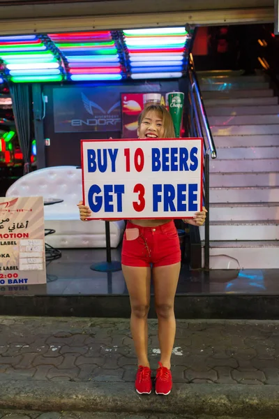 Ragazza in strada a Pattaya — Foto Stock