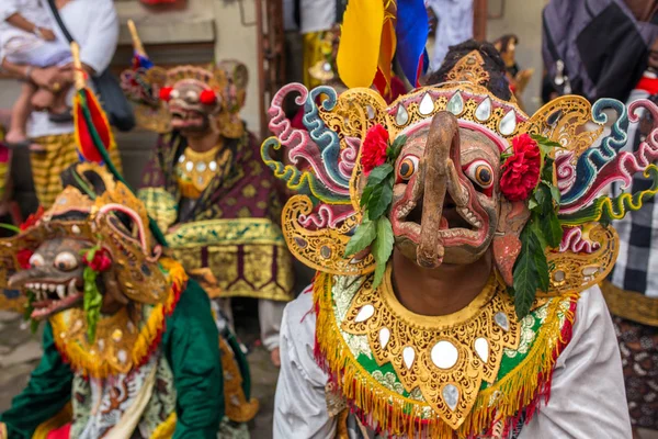 Kimliği belirsiz Bali insanlar gerçekleştirme