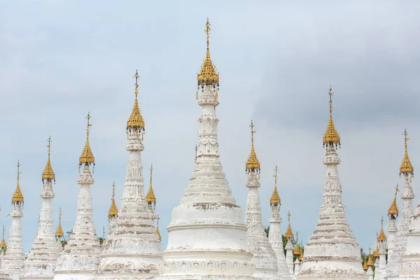 Witte stoepa's van Kuthodaw pagode — Stockfoto