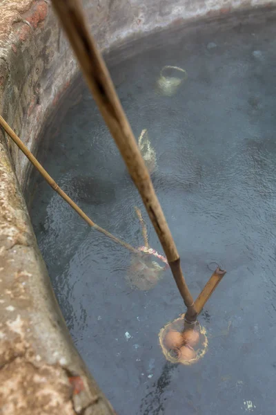 Huevos hirviendo en agua caliente natural — Foto de Stock