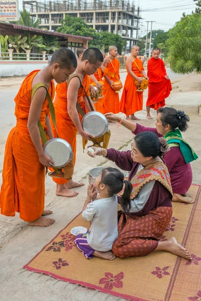 Buddhistische Mönche sammeln Almosen — Stockfoto