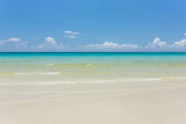 Τροπική παραλία με λευκή άμμο — Φωτογραφία Αρχείου