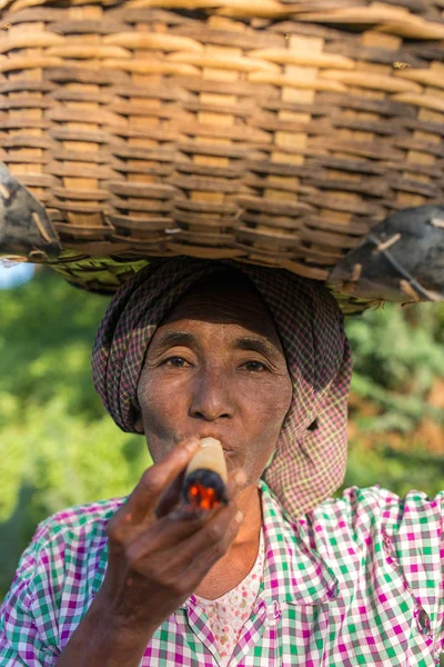 Femme birmane fumant — Photo