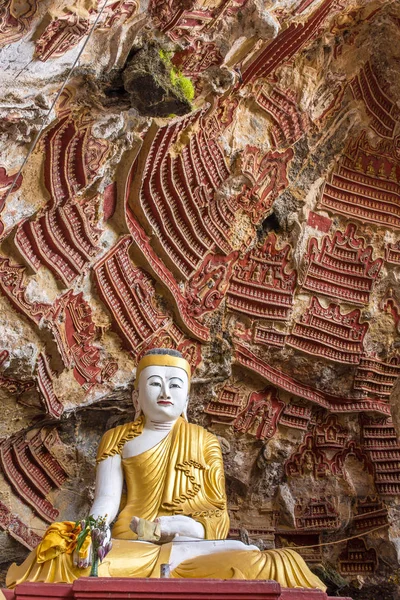 Alter Tempel mit Buddhas-Statuen — Stockfoto