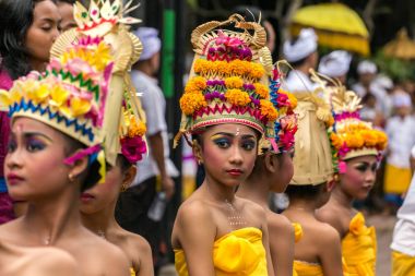 Bali, Endonezya - 17 Eylül 2016: Ubud, Bali Galungan kutlama için hazırlanıyor tanımlanamayan Balili genç sanatçılar.