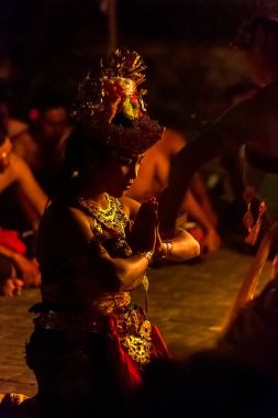 Ubud, Endonezya - 29 Ağustos 2016: Güzel Balili kadın danslar geleneksel bir Kecak ateşi dans törenle Hindu tapınağı.