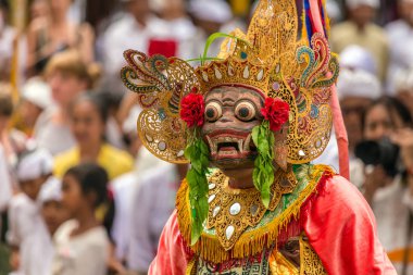 Kimliği belirsiz Bali insanlar Ubud, Bali Galungan kutlama sırasında geleneksel maskeli gerçekleştirme