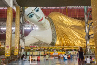 Yangon, Myanmar - 29 Eylül 2016: Chauk Htat Gyi uzanmış Buddha (tatlı göz Buda) Yangon, Myanmar
