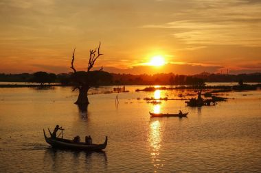 Mandalay Myanmar yakınındaki ünlü U olmak Köprüsü yakınlarında teknelerle günbatımı manzara