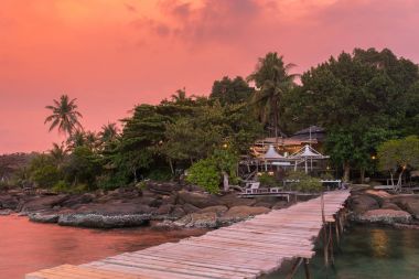 Bir tropik ada Resort Koh Kood Island günbatımı, Tayland sırasında ahşap iskele.