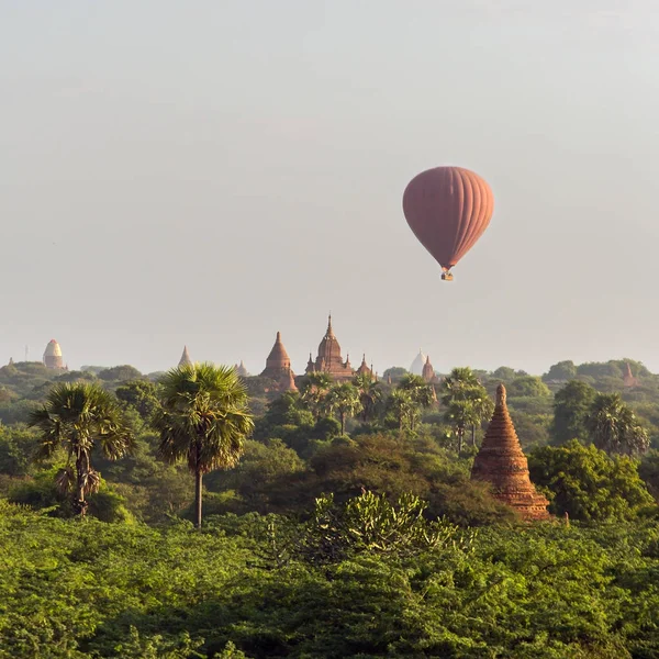 Hőlégballonok Buddhista Templomok Napkeltekor Bagan Mianmar — Stock Fotó