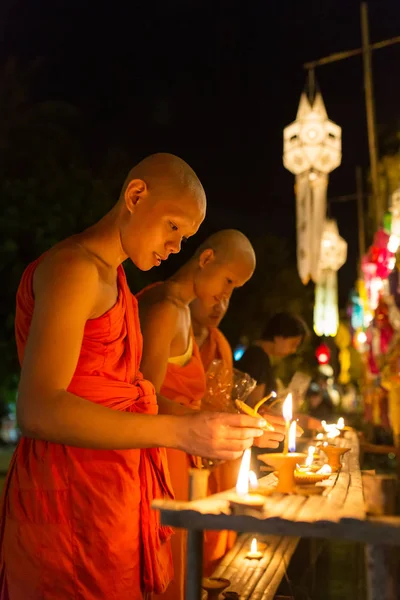 2016年11月13日 年轻的和尚在泰国的易鹏节期间 在藩陶寺向佛陀点燃蜡烛 — 图库照片