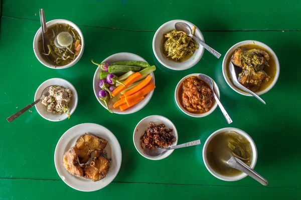 Vue Dessus Table Avec Une Variété Plats Birmans Dans Restaurant — Photo