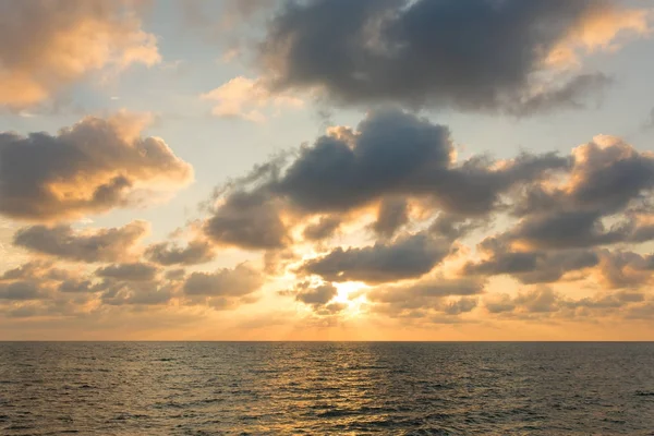 Koh Kud Adası, Tayland Andaman Denizi üzerinde güzel günbatımı gökyüzü