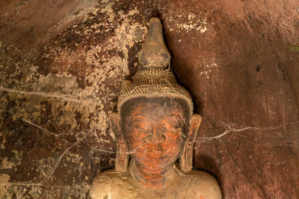 Statues de Bouddha dans les grottes de Pho Win Taung — Photo
