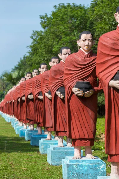 Sochy Buddhistických Mnichů Win Sein Taw Buddhy Kyauktalon Taung Poblíž — Stock fotografie